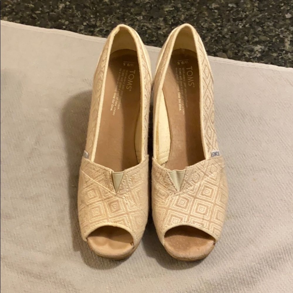 Ivory and tan pattern Tom’s wedge